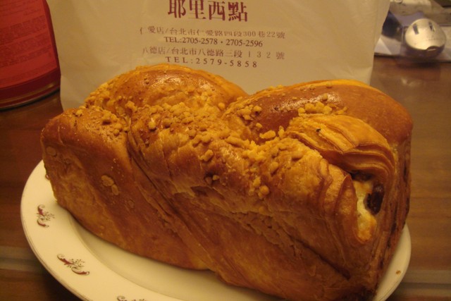 超熱賣的耶里紅豆麵包 @魚樂分享誌